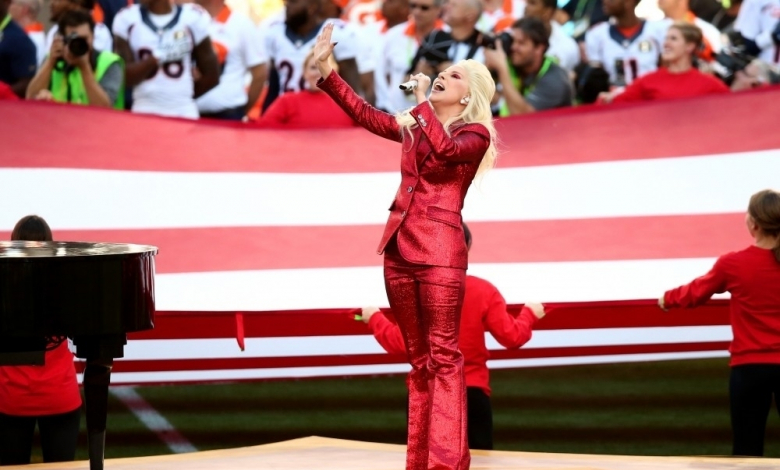 Лейди Гага изпълнява националния химн на САЩ; снимка: Getty Images / Guliver