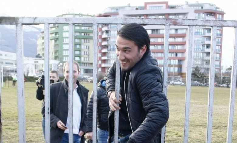 Ивелин Попов се промушва през ограда в НСА, където дари футболни топки на школа "Национал" /Снимка: LAP.BG