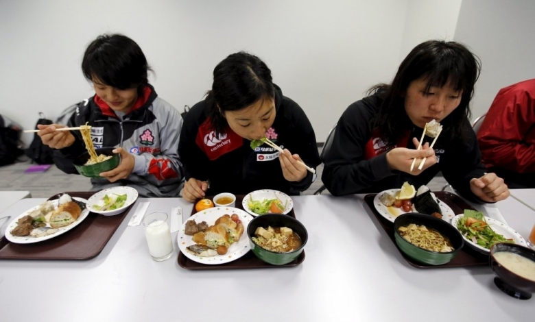Японските националки по ръгби обядват след тежка тренировка / REUTERS
