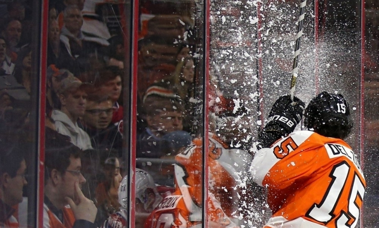 Майкъл дел Зото от Филаделфия Флайърс е счупил предпазното стъкло на хокейната площадка /Getty Images / Guliver