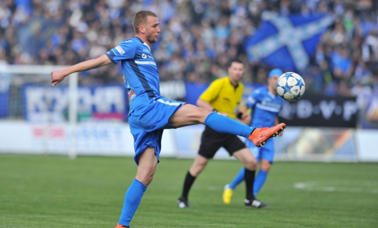 Венци Христов води атаката на Левски срещу бившия си отбор /Снимка: LAP.BG