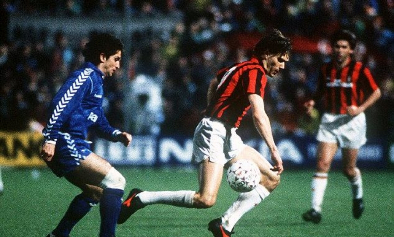 Чендо от Реал (Мадрид) преследва Марко ван Бастен от Милан на мача в Милано през 1989 г.