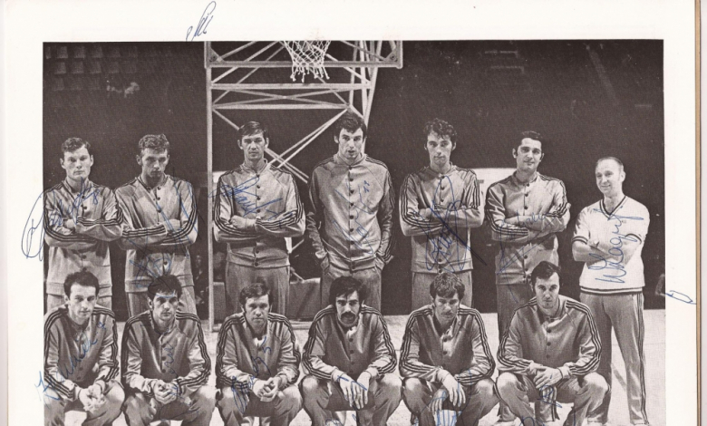 Георги Христов на долния ред третият от ляво на дясно сред големите световни звезди като част от сборния отбор на Европа през 1973 година