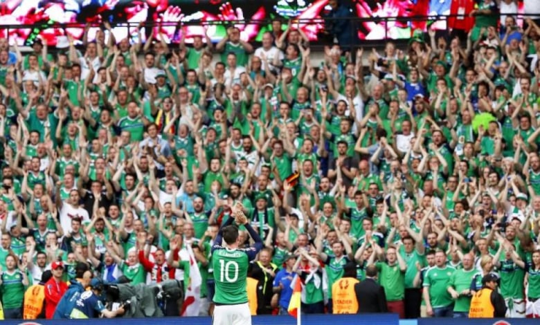Феновете на Северна Ирландия празнуват класирането за 1/8-финалите