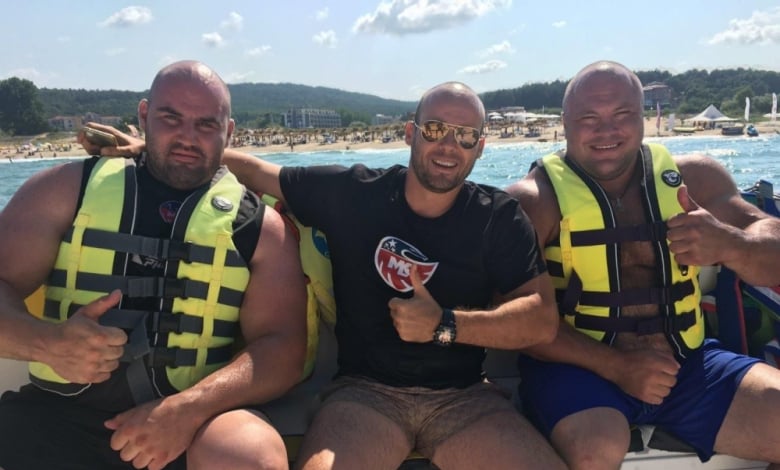 Стоян Тодорчев, Огнян Кръстев и Дайнис Загерис (отляво на дясно) се забавляват на плажа в Созопол
