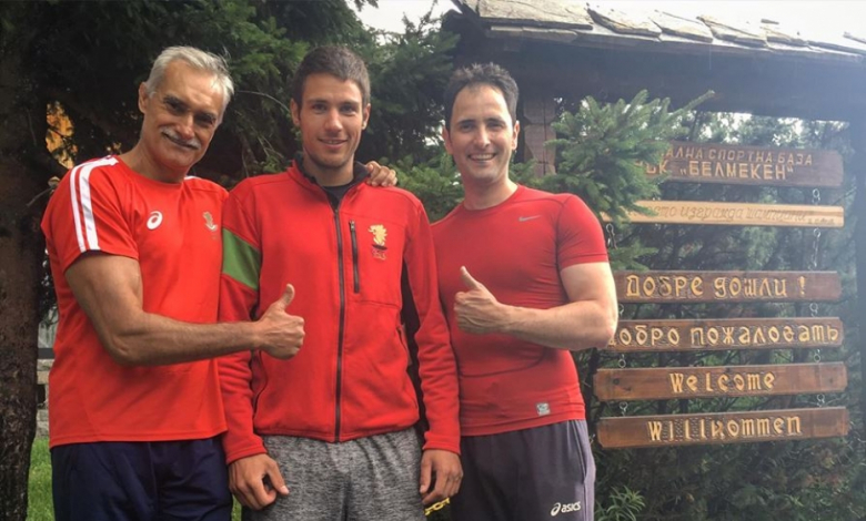 Кондиционният треньор Юлиан Карабибиров и физиотерапевтът Мартин Еремиев са плътно до Янков