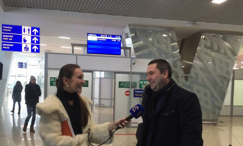 Мартин Миланов беше посрещнат от медиите на летището в Минск; снимка: Фейсбук
