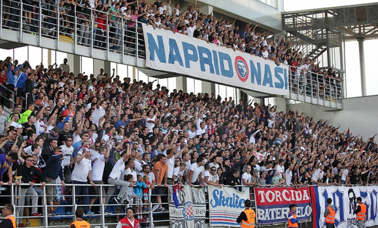 Феновете на Хайдук на стадиона в Дугополие