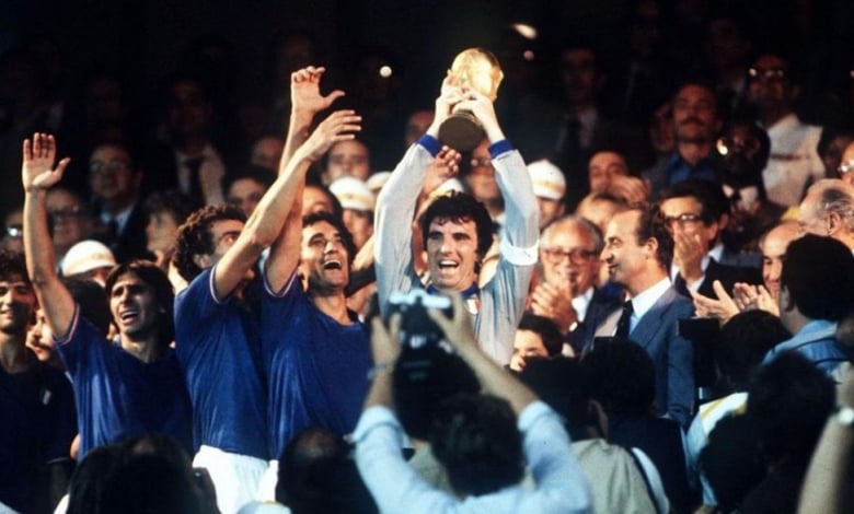Капитанът на Италия Дино Дзоф ликува със световната купа