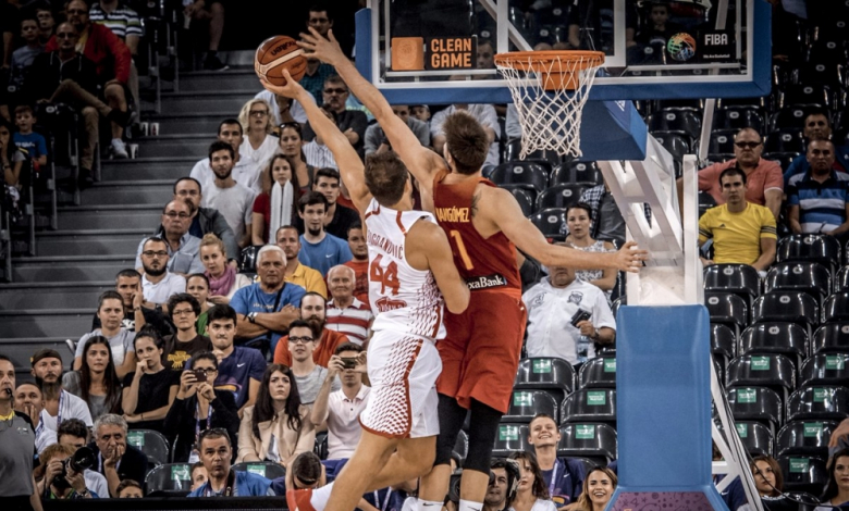 Баскетболисти на Хърватия и Испания в борба за топката