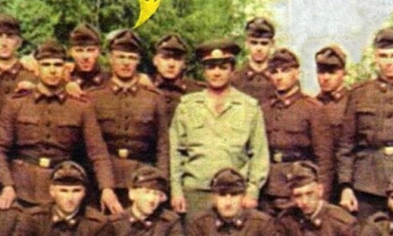 Новобранецът Георги Илиев (на горния ред, четвъртият отляво надясно) карал военна служба на стадион „Георги Аспарухов“, преди да бъде осъден от Военния съд през 1985-а за групово изнасилване