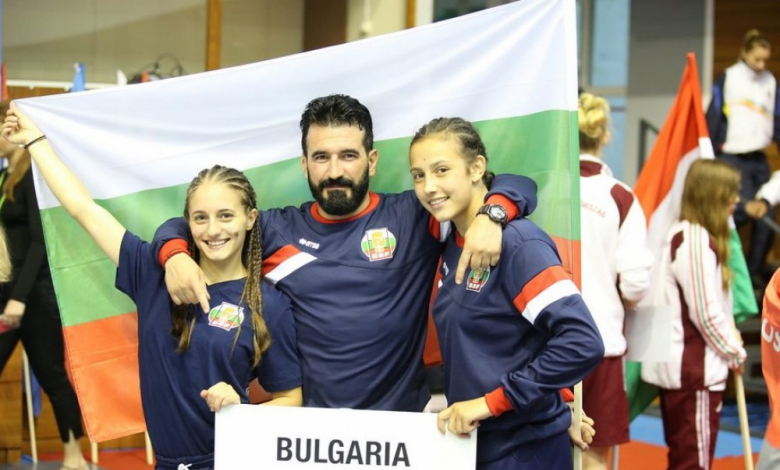 Треньорът Веселин Тодоров с двете си националки - Еми-Мари Тодорова и Аслъхан Мехмедова, по време на откриването на европейското за момичета и девойки в София по-рано през годината. Снимка БФБ
