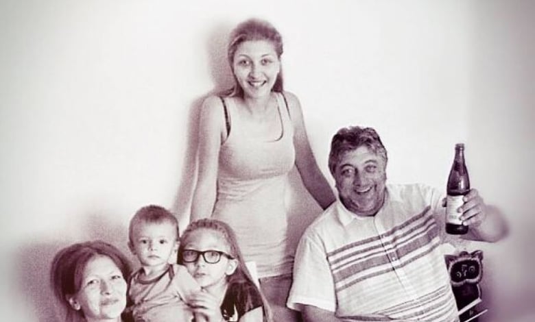 Галина (най-вляво) никога няма да забрави баща си