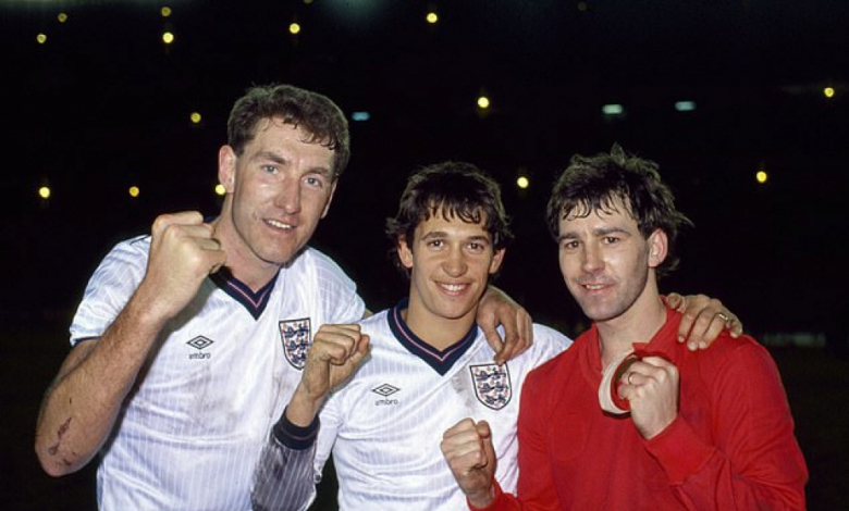 Тери Бъчър, Гари Линекер (в средата) и Браян Робсън (с червената фланелка) след мача с Испания