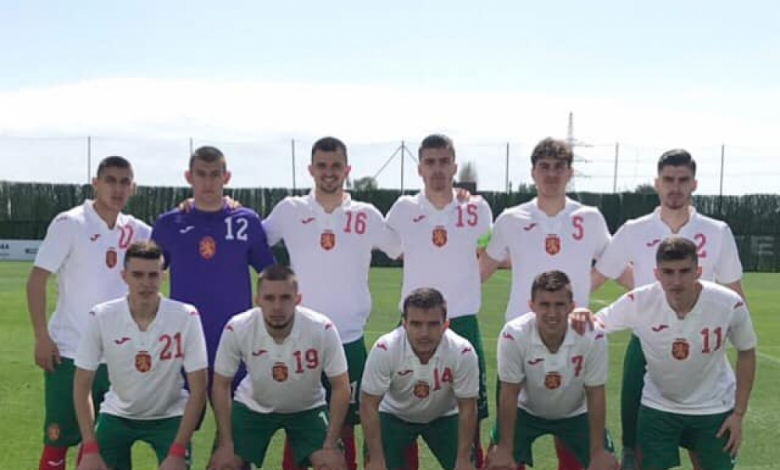 Здравко Димитров (на втория ред най-вляво) с младежкия ни национален отбор