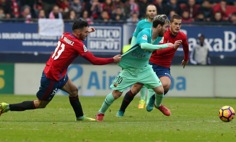 Снимка: UEFA, Иван Маркес в битка с Лео Меси