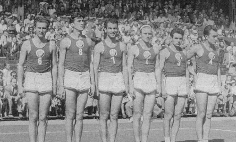Борис Гюдеров (втори от ляво на дясно) е участник на Игрите в Токио 1964 година, когато волейболът прави своя олимпийски дебют