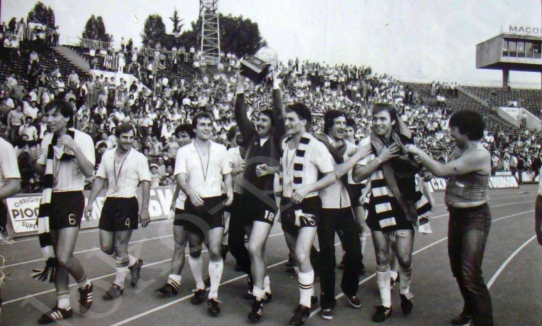 Вратарят Стефан Стайков и останалите герои от Локо (Пд) ликуват с КСА през 1983 година