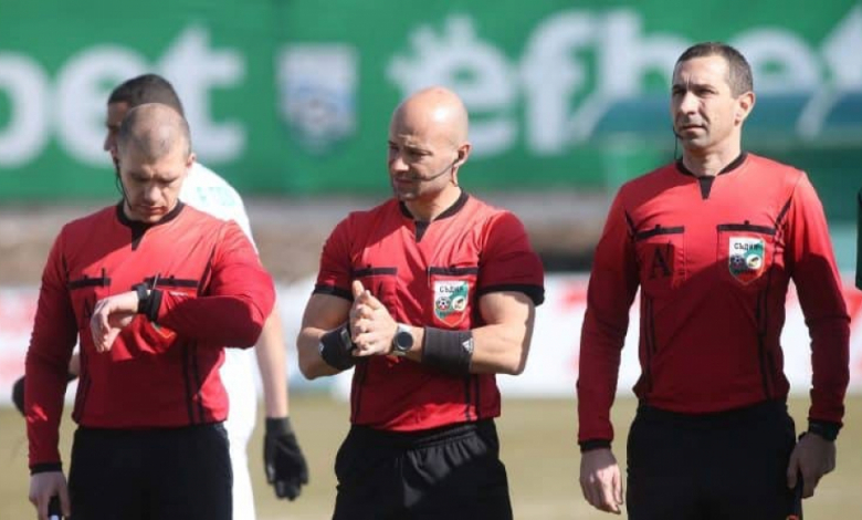 Петър Костадинов (в средата) ще ръководи Левски - Локомотив (Пловдив)