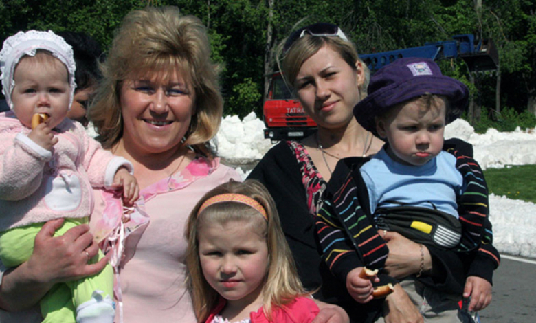 снимка: Анфиса Резцова с дъщеря си Дария и внуците