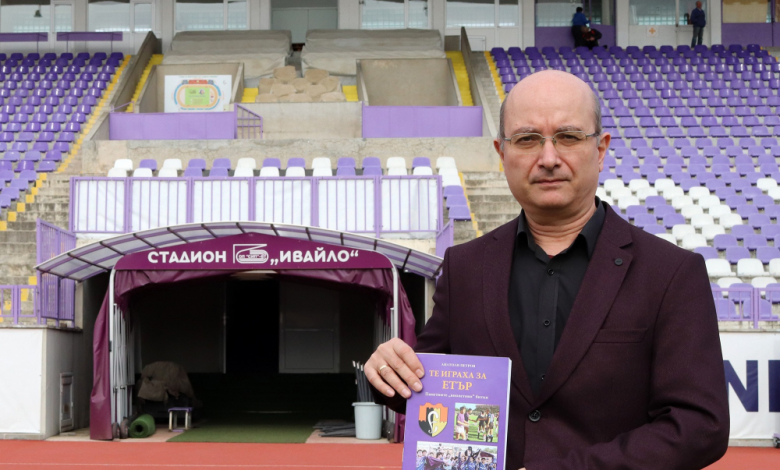 Авторът Анатоли Петров позира с книгата