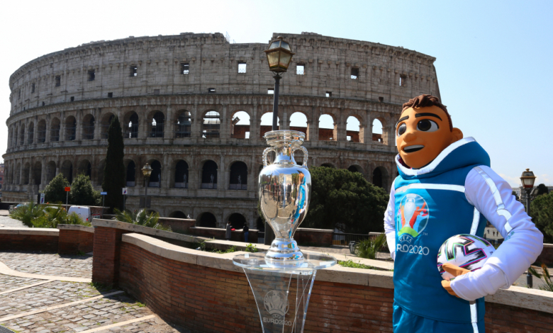 Талисманът на Евро 2020 Скилзи позира с купата пред Колизеума