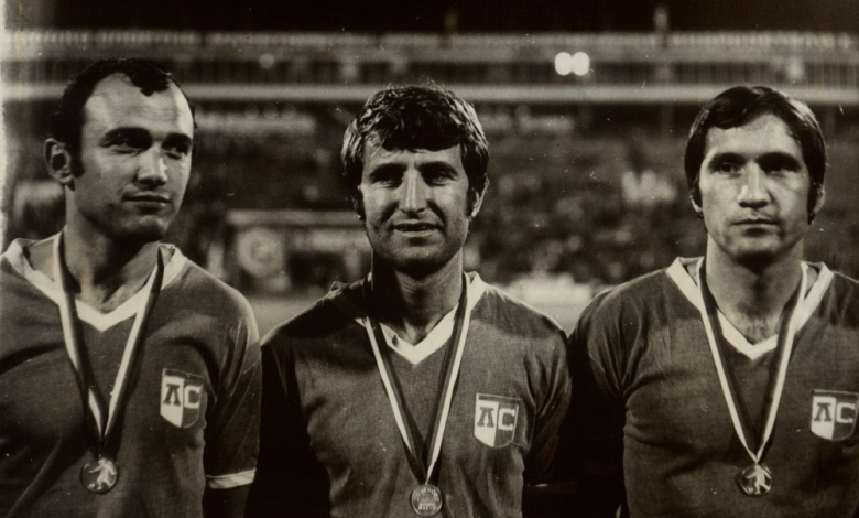Стефан Павлов - Фифи Перото (в средата) бележи гола за победата на Левски