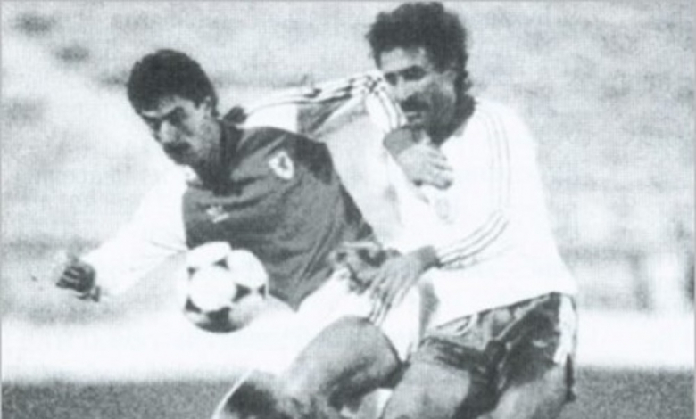Руси Гочев (вляво) бележи гола за победата над Кипър през 1979 г.
