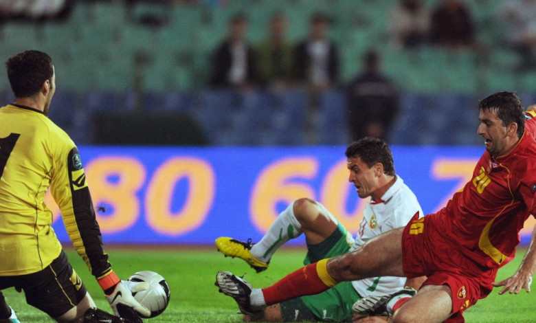 Младен Божович спасява удар на Димитър Рангелов през 2010 г.; снимка: Profimedia.bg