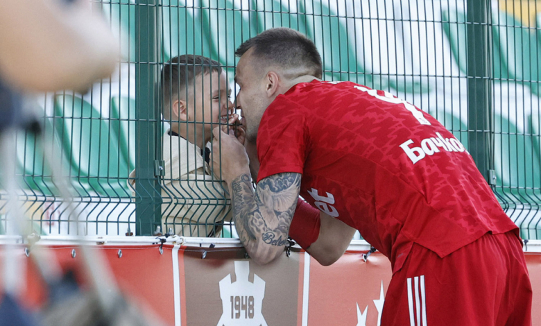 Алекс Колев притичваше при сина си при всеки гол срещу Арда в срещата, играна на стадиона в Бистрица /Снимка: АНТОН УЗУНОВ