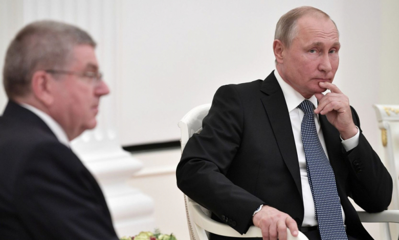 Президентът на Русия Владимир Путин (вдясно) и шефа на МОК Томас Бах; снимка: Profimedia.bg