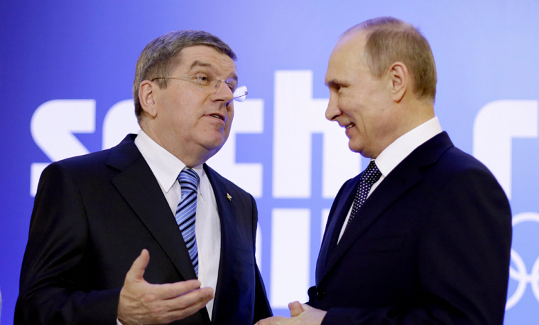 Шефът на МОК Томас Бах и руският президент Владимир Путин