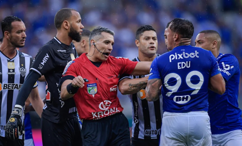 Съдията Фелипе Фернандес Лима по време на мача между Атлетико Минейро и Крузейро; снимка: Getty Images/Guliver