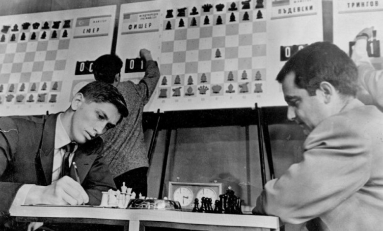 Никола Пъдевски (вдясно) срещу Боби Фишер на Олимпиадата във Варна 1962 г.