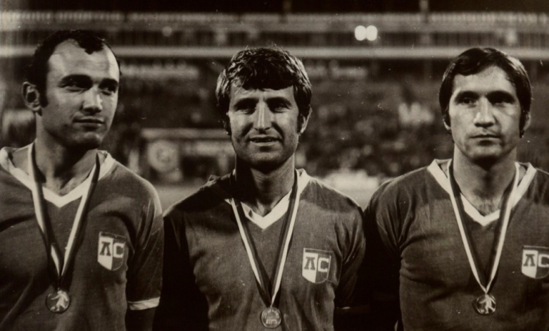 Стефан Павлов - Фифи Перото (в средата) бележи гола за победата на Левски през 1971 г.
