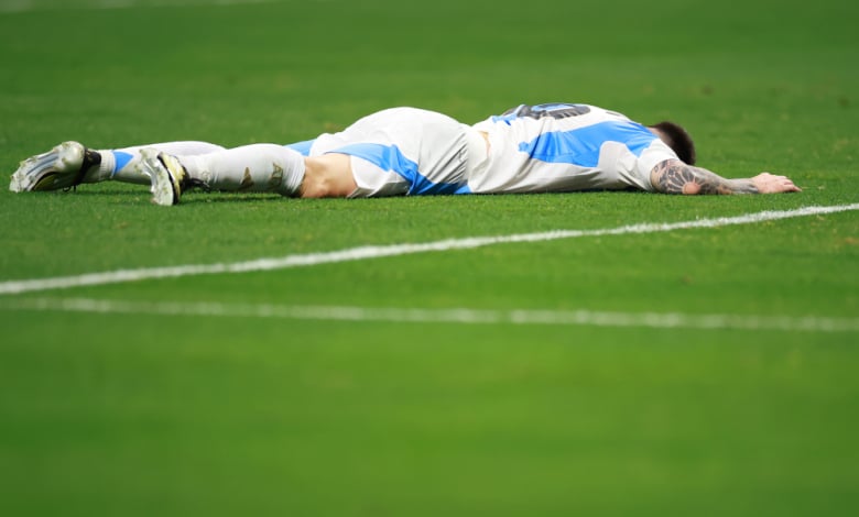 Меси невярващо се е проснал на земята след поредния пропуск Gulliver/Getty Images
