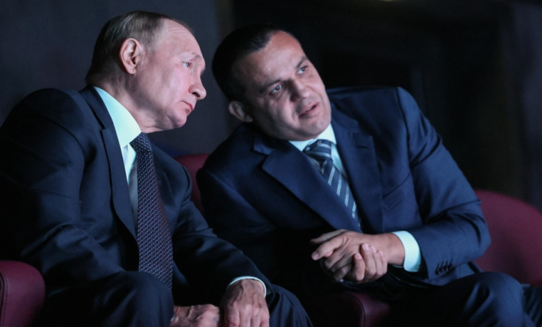 Умар Кремльов (вдясно) и Владимир Путин