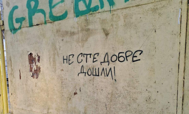Това е вратата, от която влизат феновете в гостуващия сектор Снимки Никола СТЕФАНОВ