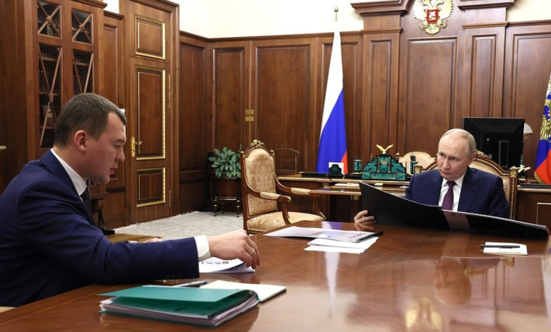 Михаил Дегтярьов (вляво) и Владимир Путин