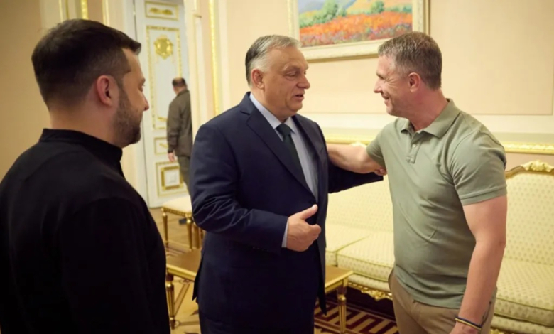 Серхий Ребров (вдясно) с унгарския премиер Виктор Орбан и украинския президент Володимир Зеленски