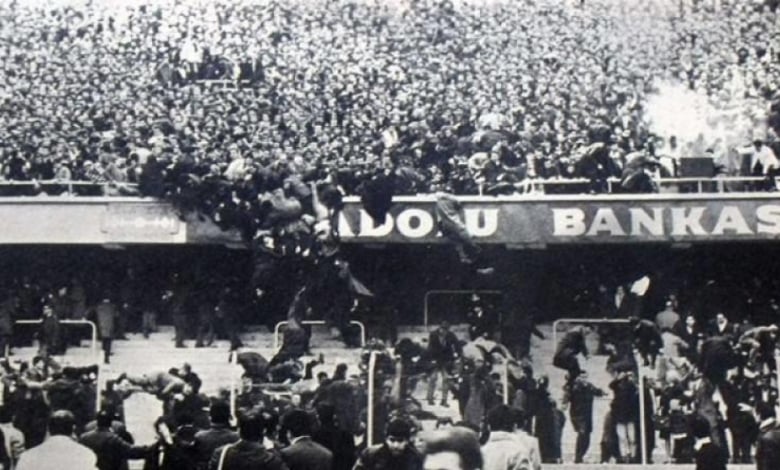 Огромна трагедия на мач на България! Пожар, един загинал и 84 ранени Снимки