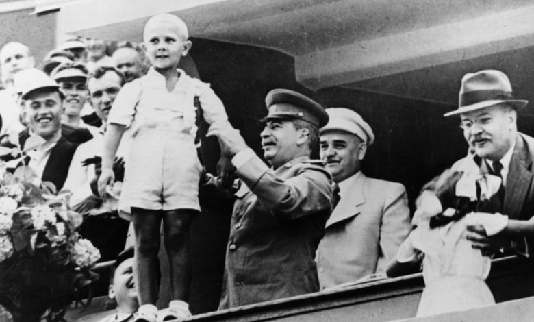 БКП нарежда на Левски и ЦСКА: Оставете душите си в чест на спасителя Сталин!