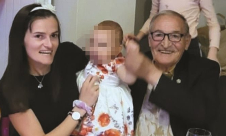 Внучката Надежда с бебето си и Димитър Пенев Снимка: фейсбук
