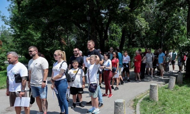 Феновете на ЦСКА луднаха, наредиха се на дълги опашки