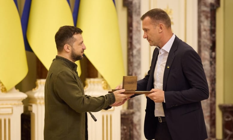 Президентът на Украинския футболен съюз Андрий Шевченко (вдясно) с президента Владимир Зеленски