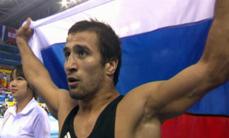 Ислам-Бека Албиев развява руското знаме, след като спечели олимпийско злато