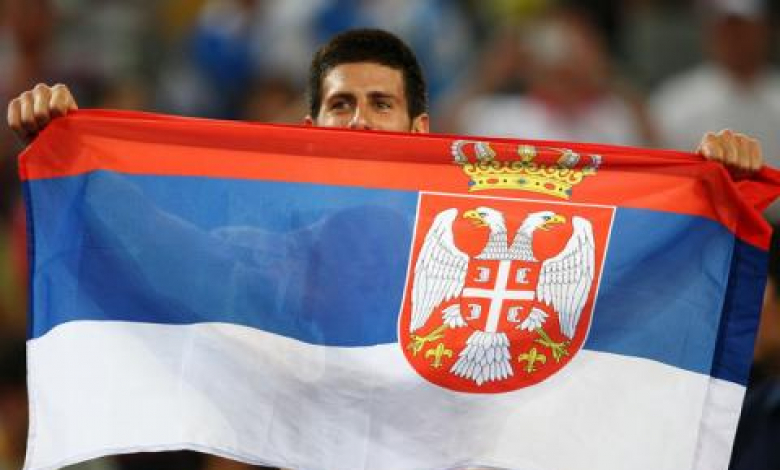 Новак Джокович позира със сръбското знаме