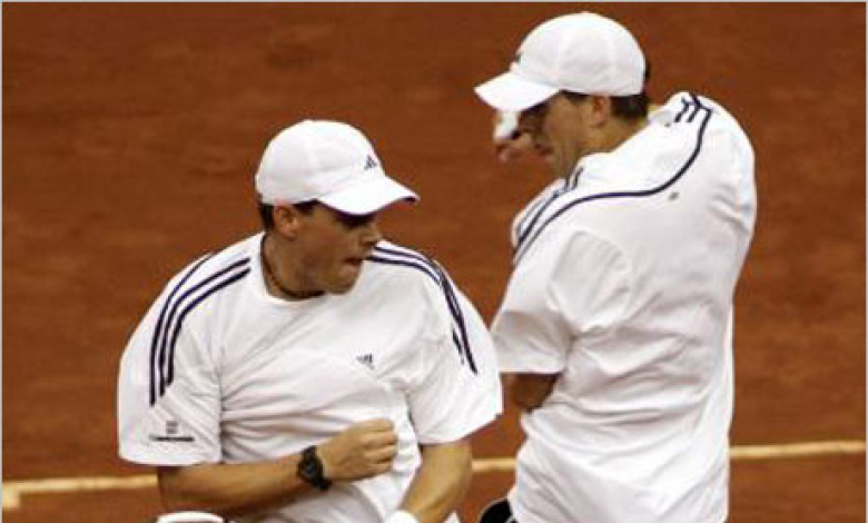 Американските тенисисти Майк и Боб Брайън победиха на финала на откритото първенстов на САЩ при мъжките двойки и грабнаха титлата. 

