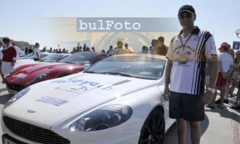 Динко Динев позира със своя Aston Martin DBS