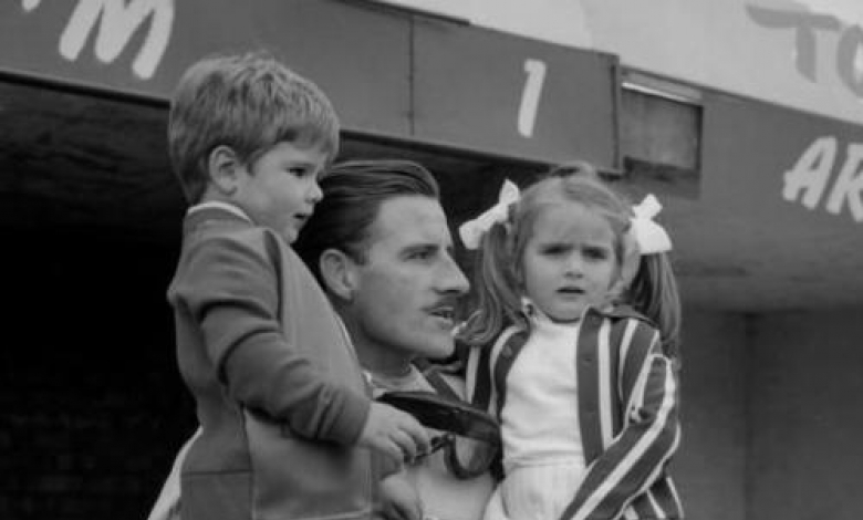 19 юли 1963 г., Гран при на Великобритания на "Силвърстоун": Греъм Хил позира със сина си Деймън и дъщеря си Бриджит